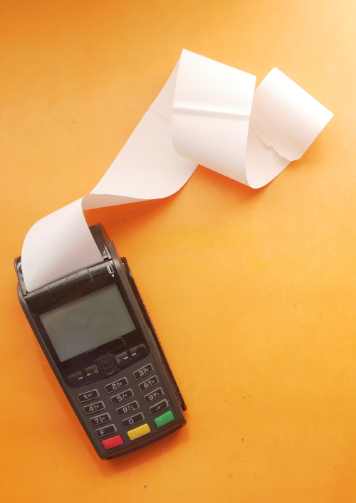 photographie d'une calculatrice sur fond orange